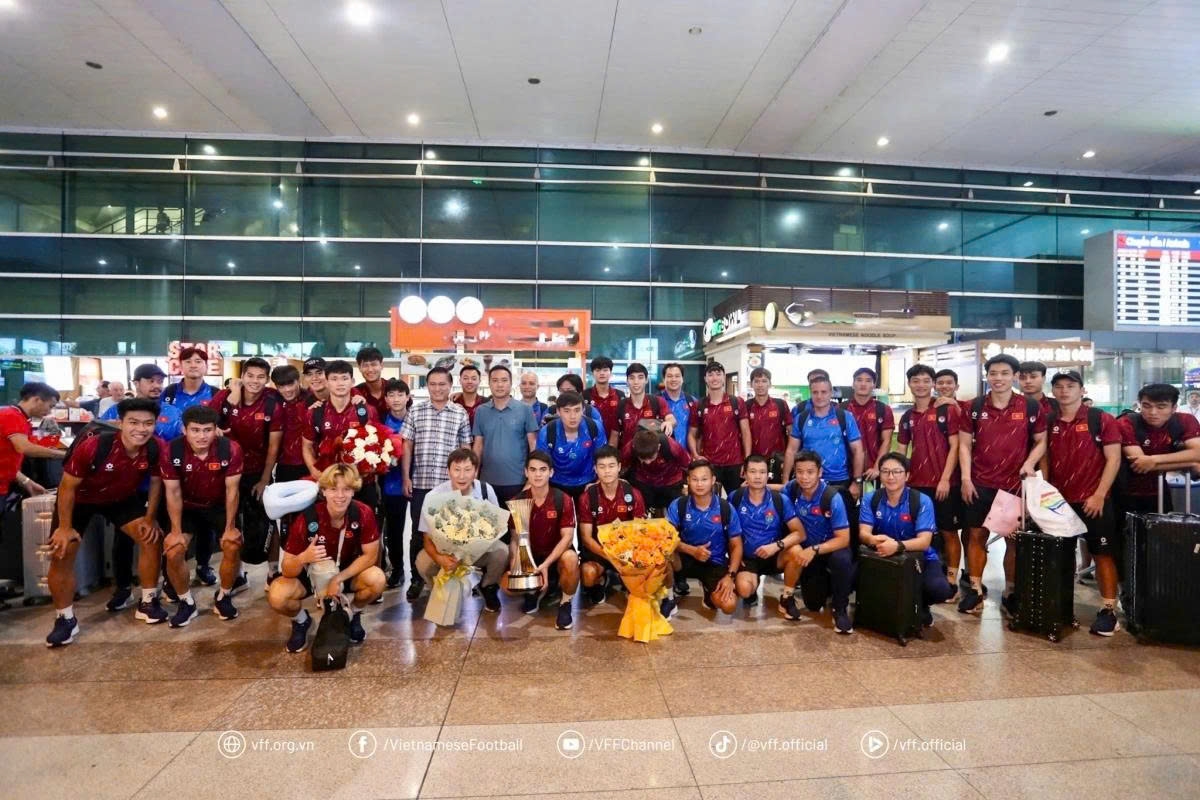 Kim Sang-sik and his players return home as ASEAN U23 Champions